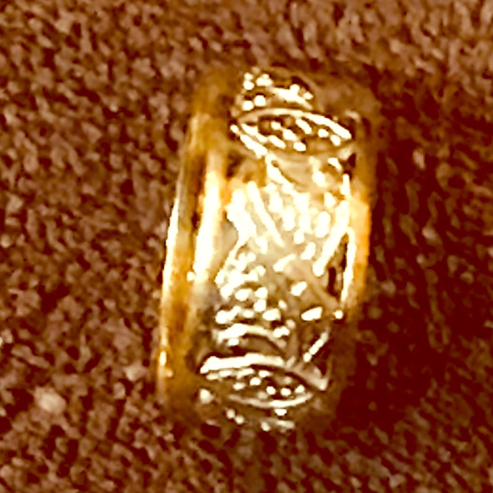 COPY - 18k Solid Yellow Gold and white gold vintage band. This IS solid gold.